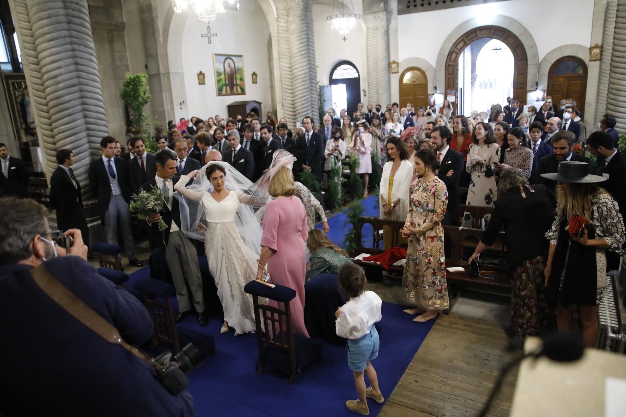 La boda de la "jet set" en Gijón: Pedro Bravo y Carlota Pérez-Pla se dan el sí quiero