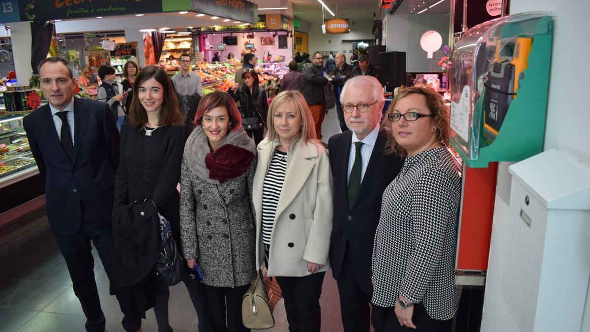 Viladecans cardioprotege sus mercados municipales.