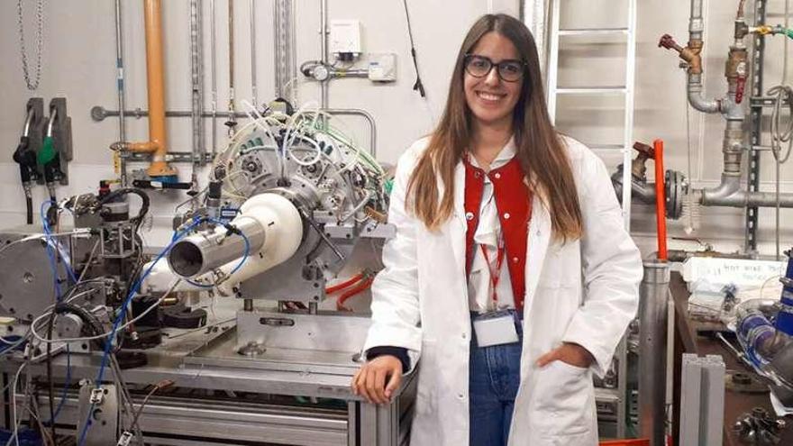 La viguesa Eva Álvarez, en el laboratorio del Turbo Grop, en el Imperial College.