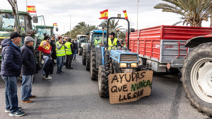 Agricultores muestran su indignación por la situación que están atravesando.