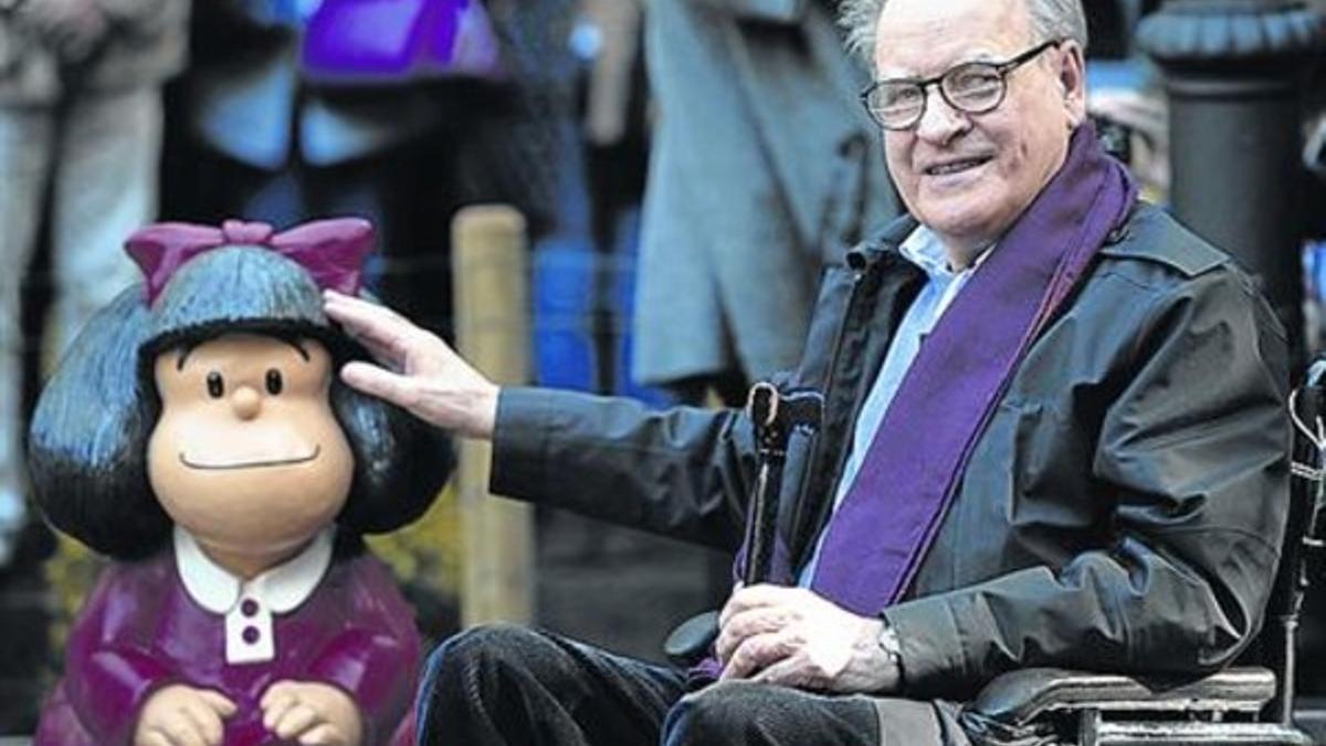 El arquitecto Frank Gehry y su 'peineta'. A la derecha Quino acaricia la estatua de su hija Mafalda.