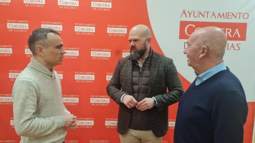 A la izquierda, el alcalde de Corvera, Iván Fernández, junto a Bras Rodriguo, de la Banda de Gaites.