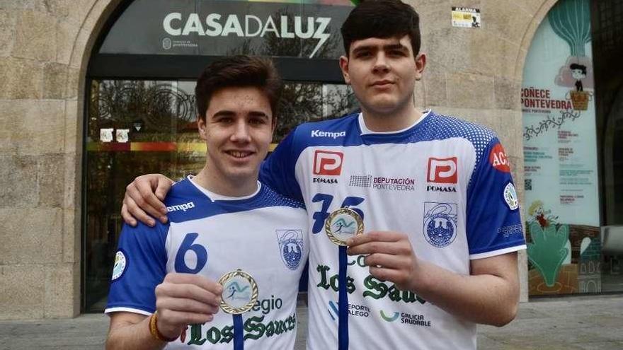 Carlos Álvarez (izquierda) y Daniel Virulegio con sus medallas en la Casa da Luz. // Rafa Vázquez