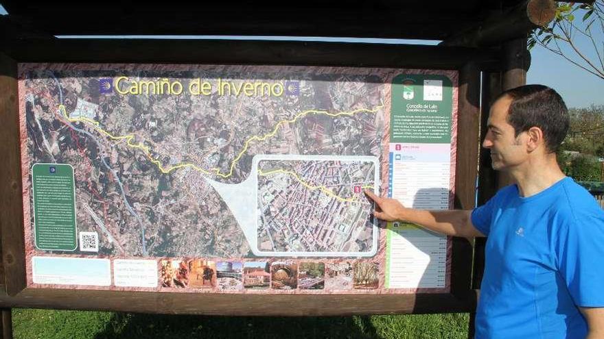 José Antonio Rodríguez, junto al cartel colocado en Lalín de Arriba.