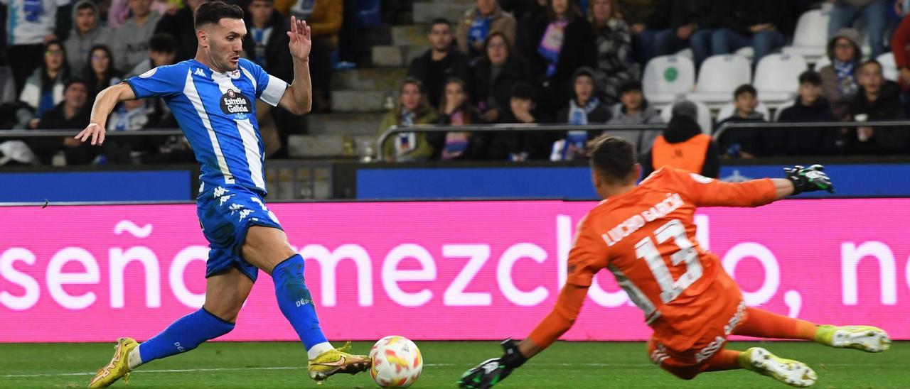 Lucas Pérez ante Lucho García, portero del Rayo Majadahonda, el sábado en Riazor.