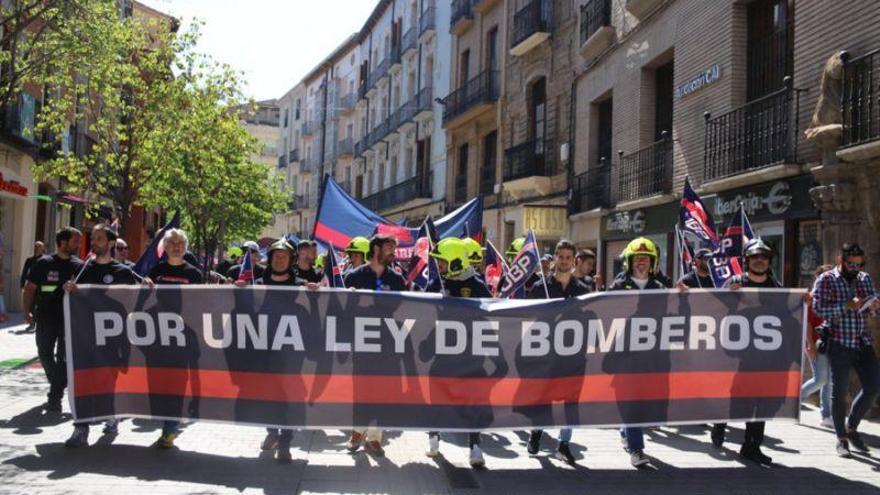 Bomberos se manifiestan en protesta por la reserva de plazas para militares