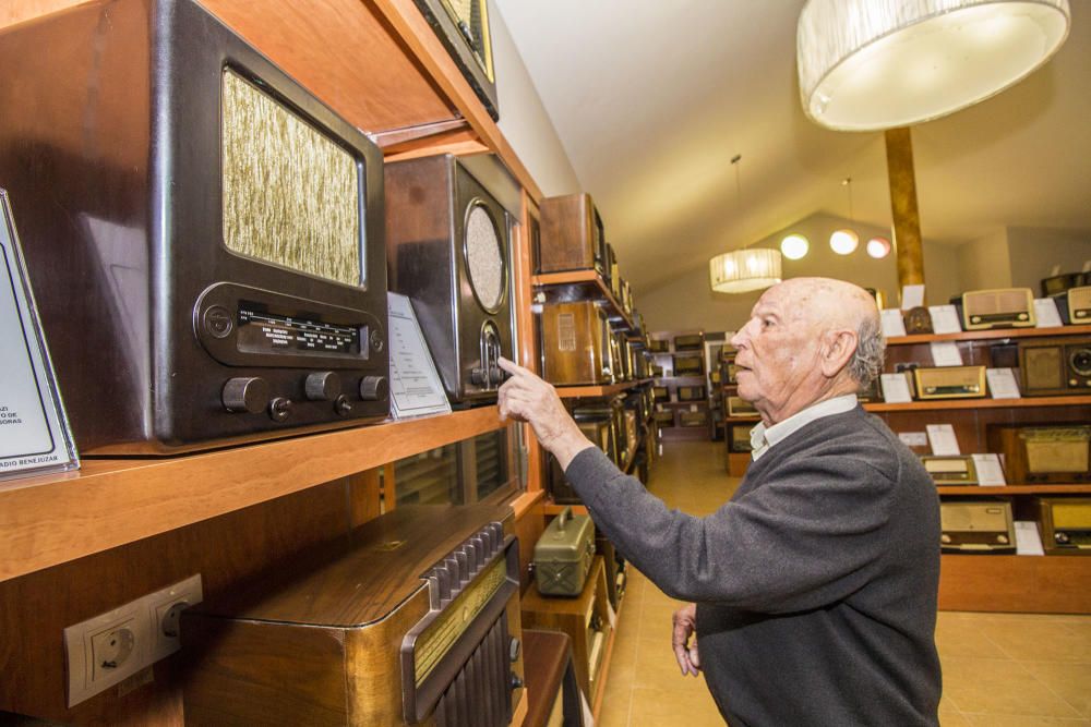 Un coleccionista atesora más de 400 aparatos radiofónicos de todo el mundo fabricados en los últimos 90 años