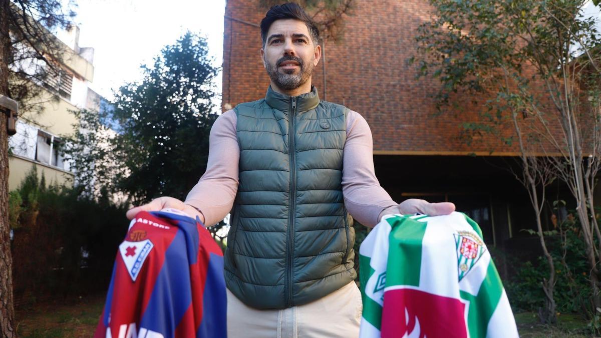 Guille Roldán, exfutbolista del Córdoba CF y el Eibar, posa junto a las camisetas que portó en ambos clubes.
