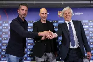 Peñarroya estrecha manos con Joan Laporta tras firmar como nuevo entrenador del FC Barcelona