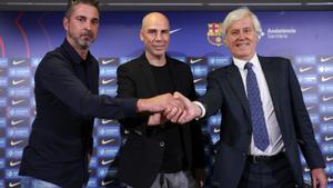 Peñarroya estrecha manos con Joan Laporta tras firmar como nuevo entrenador del FC Barcelona
