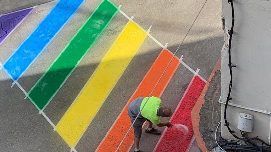 L&#039;Ajuntament de Navarcles pinta dos passos de vianants amb els colors de la bandera de l&#039;Arc de Sant Martí