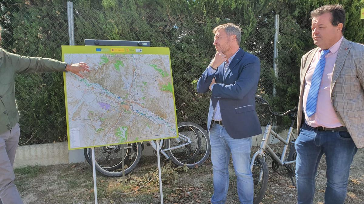 El consejero José Luis Soro destaca la creación de 51 nuevos kilómetros de CicloRez entre Zuera, San Mateo de Gállego y Villanueva de Gállego.