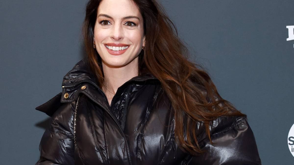 Anne Hathaway lleva el look BDSM a otro nivel con su abrigo corsé y su vestido lencero