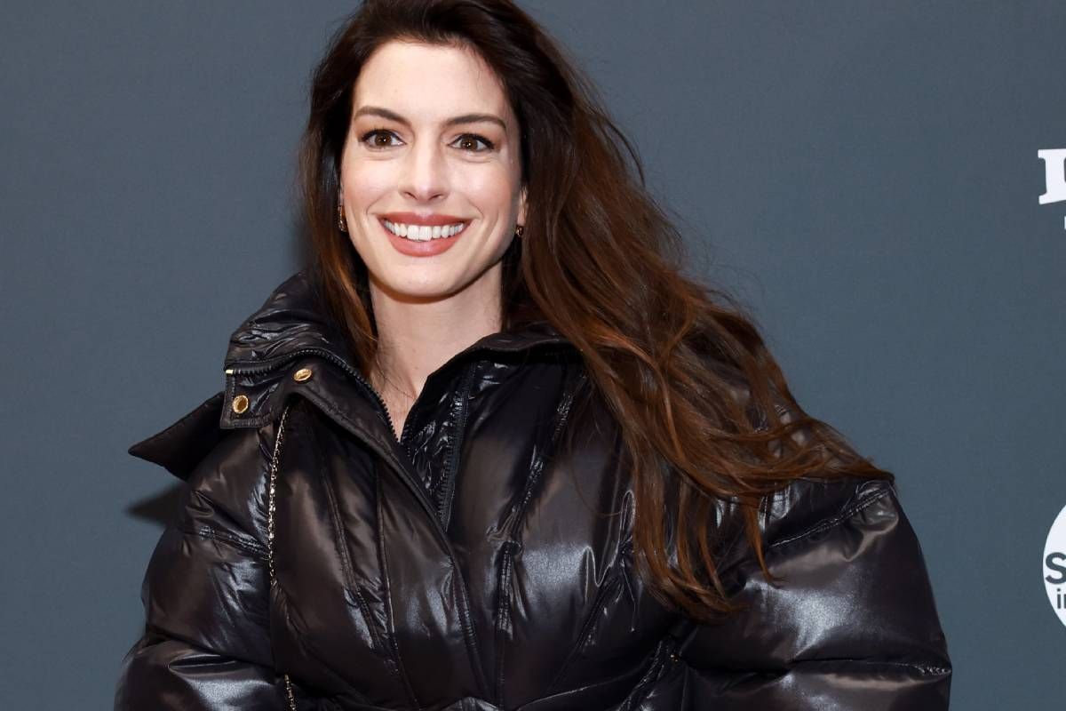 Anne Hathaway en Sundance con abrigo corsé