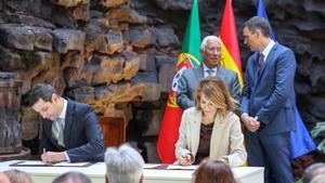 Antonio Costa y Pedro Sánchez, ante los ministros de Transportes de Portugal y España, durante la última Cumbre Ibérica de Lanzarote.