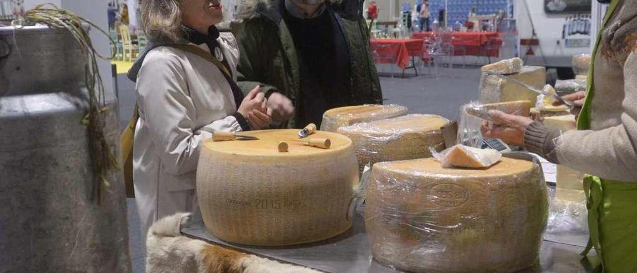 Asistentes a &quot;Degusta Galicia&quot;, el salón de la alimentación y el vino que se celebra en Fexdega . // N. Parga