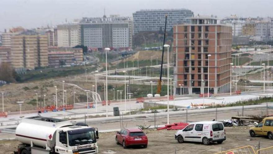 Edificio en construcción y obras de urbanización en el ofimático.