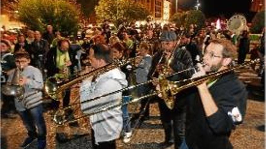 La trobada de «marxing bands» va sortir de la plaça Catalunya.