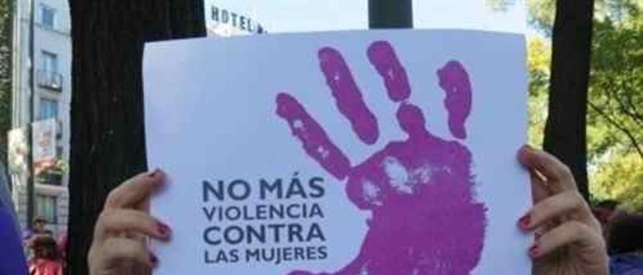 Una mujer con un cartel contra la violencia de género.