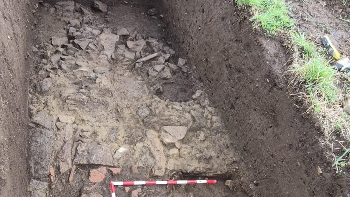 Restos del muro hallados en la excavación de Brandomil.