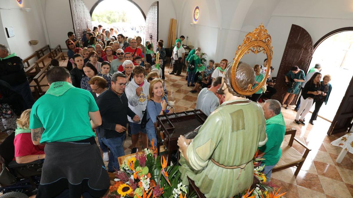 Ilicitanos acercándose a ver la imagen del santo en su ermita de San Crispín. | MATÍAS SEGARRA