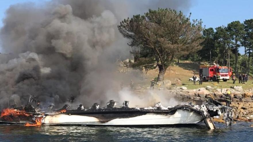 Incendio del catamarán en O Grove (Pontevedra)