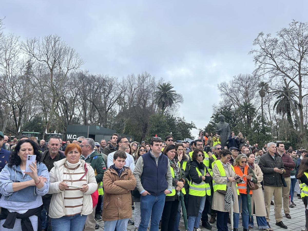 Los agricultores y ganaderos concentrados en Sevilla guardan un minuto de silencio por las personas afectadas por el temporal