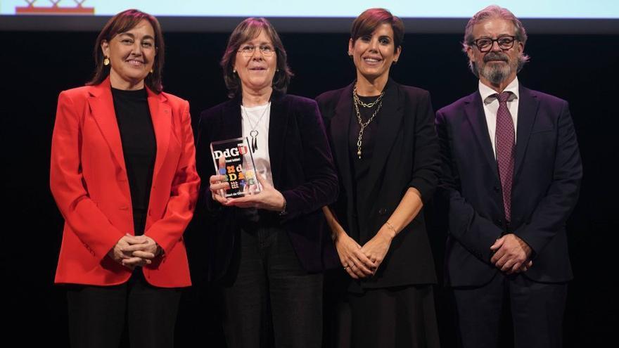La consellera Silvia Paneque i el gerent de Diari de Girona, Maneu Fernández donant el premi a la presidenta i directora de la Fundació, Pilar Albareda i Sandra Fernández, respectivament | MARC MARTÍ