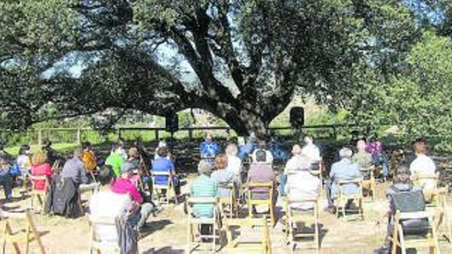 La centenària Alzina Grossa de Querol acull la presentació del llibre «Fonollosa. La història»