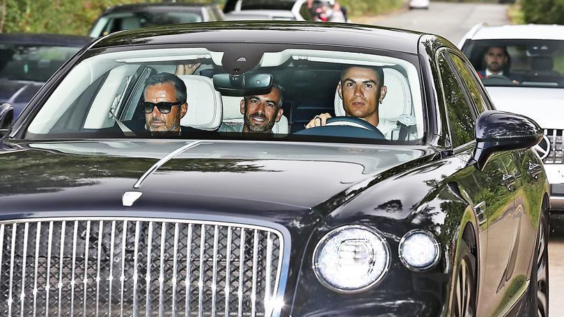 Cristiano entrando a la Ciudad Deportiva acompañado de Jorge Mendes | @UnitedStandMUFC