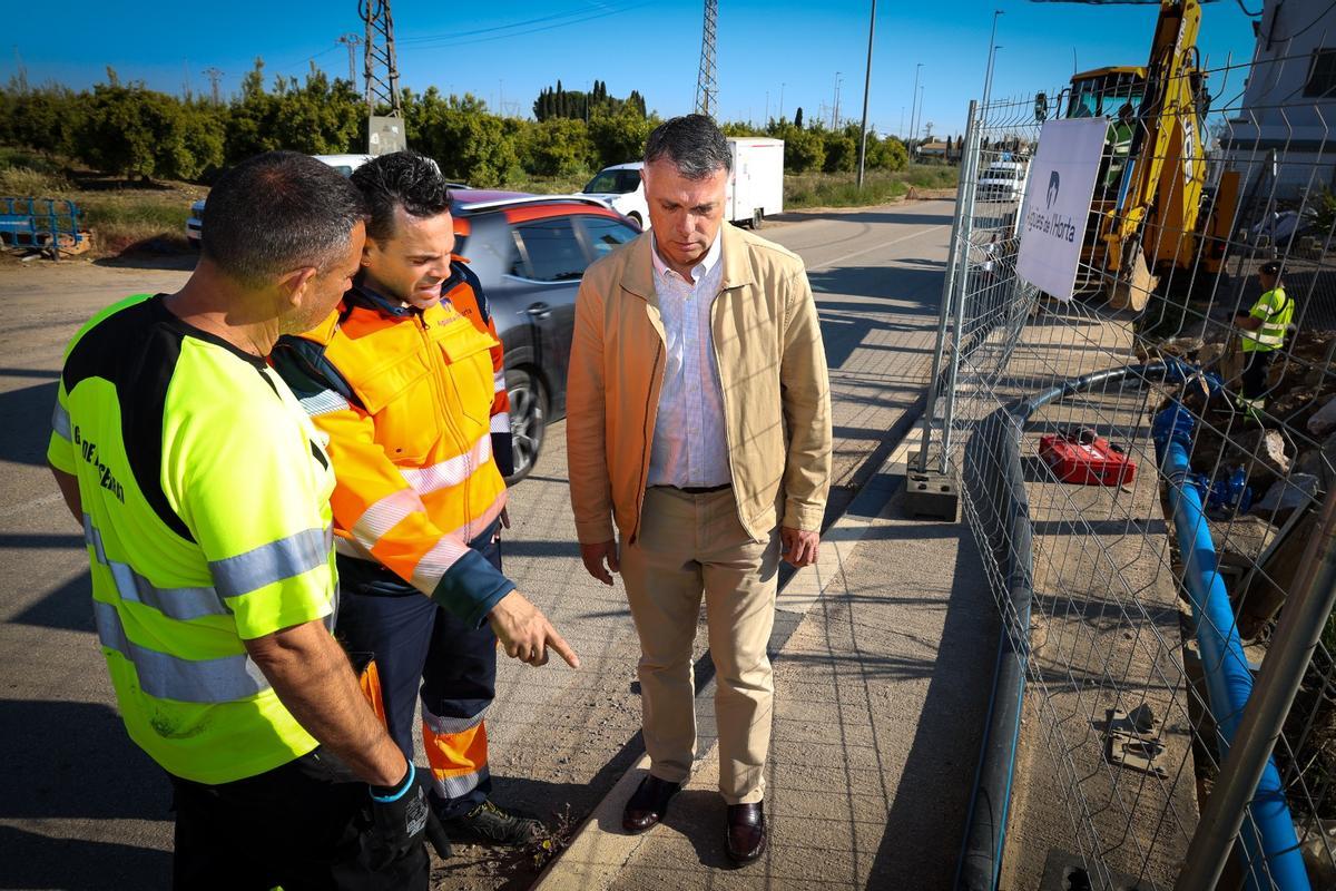 El concejal, José Gozalvo, y el responsable de la empresa visitan las obras.