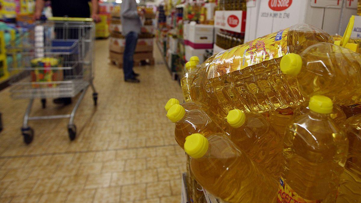 Botellas de aceite de girasol en un supermercado.
