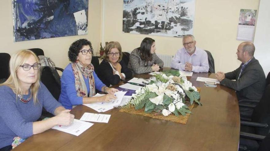 Xosé Manuel Pazos, a la cabecera, conversa con Leticia Santos (izq.) y Félix Juncal, ayer. // S.Á.