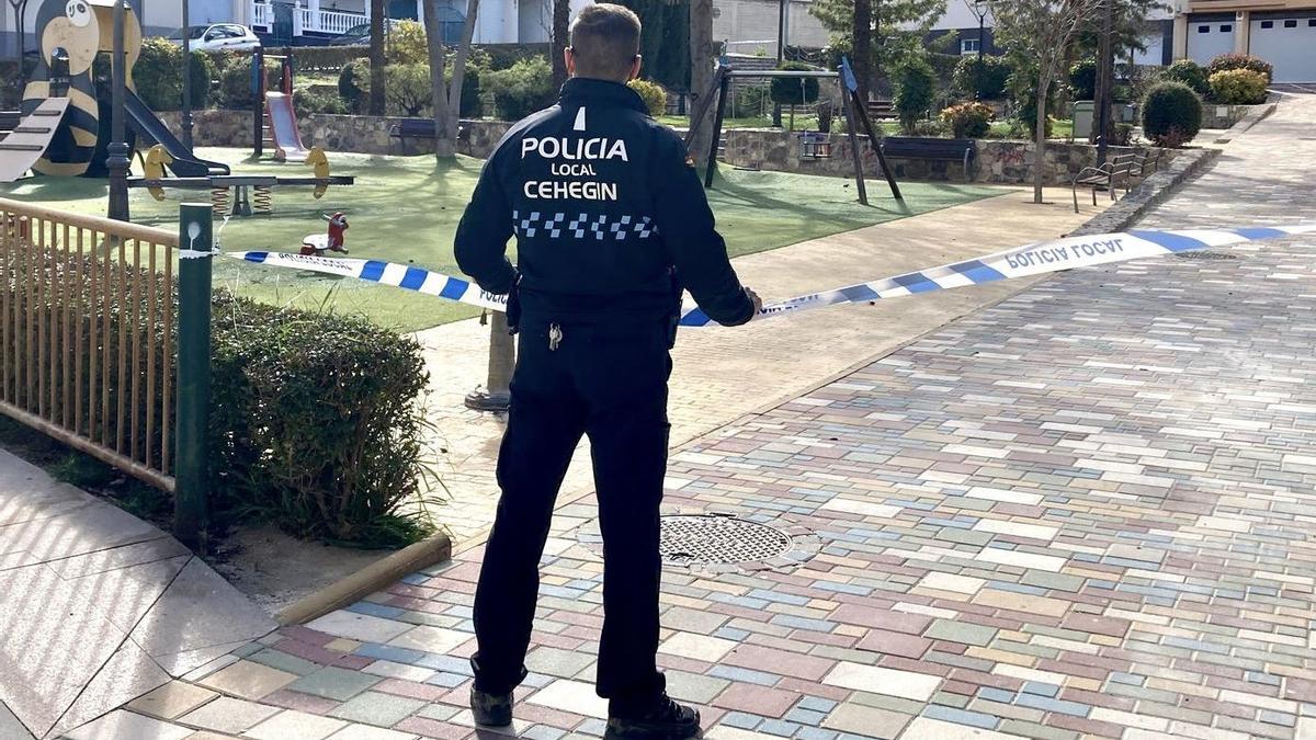Un agente de la Policía Local de Cehegín, en un parque de la localidad, en una foto de archivo.