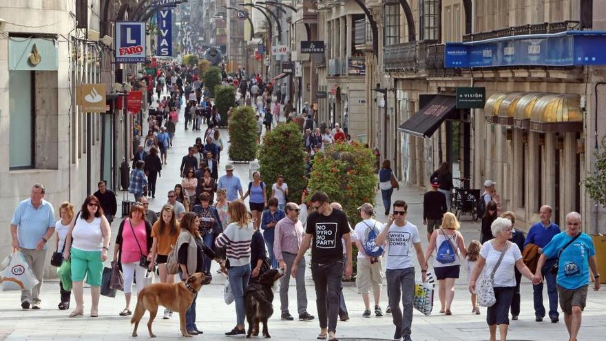 Turistas y vecinos de compras en Príncipe, la semana pasada, aprovechando el buen tiempo.