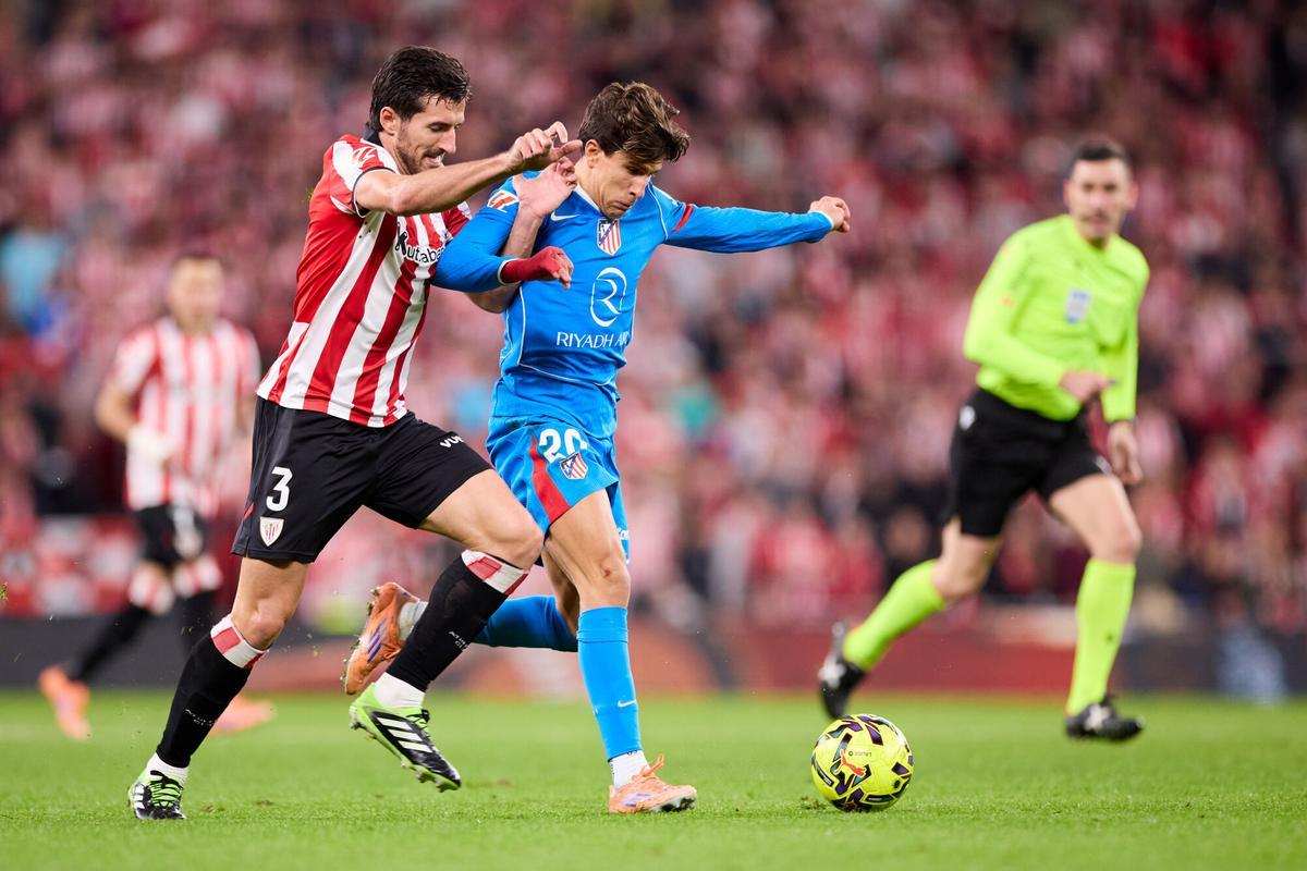 Dani Vivian of Athletic Club competes for the ball with Giuliano Simeone of Atletico de Madrid during the LaLiga EA Sports match between Athletic Club and Atletico de Madrid at San Mames on December 6, 2025, in Bilbao, Spain. AFP7 06/12/2025 ONLY FOR USE IN SPAIN. Ricardo Larreina / AFP7 / Europa Press;2025;SPAIN;SPORT;ZSPORT;SOCCER;ZSOCCER;Athletic Club v Atletico de Madrid - LaLiga EA Sports;