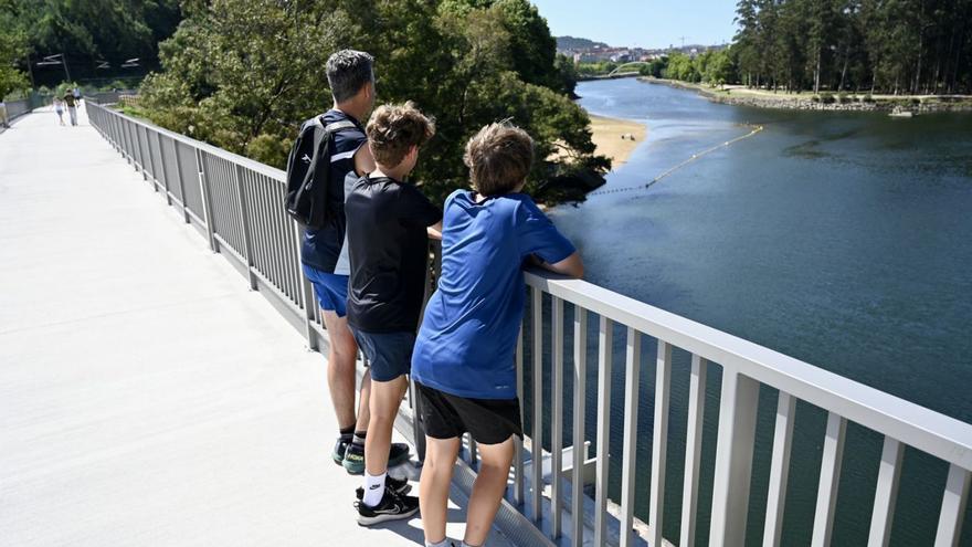 Mirador sobre el Lérez en el antiguo puente del ferrocarril. |   // RAFA VÁZQUEZ