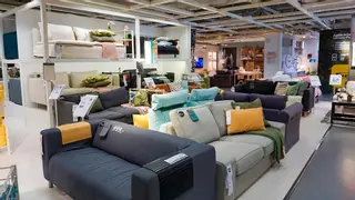 La estantería perfecta para disimular la trasera del sofá y ganar almacenamiento está en Ikea
