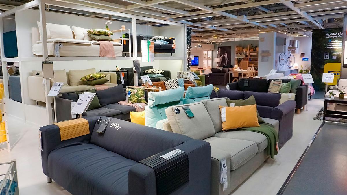La estantería perfecta para disimular la trasera del sofá y ganar almacenamiento está en Ikea