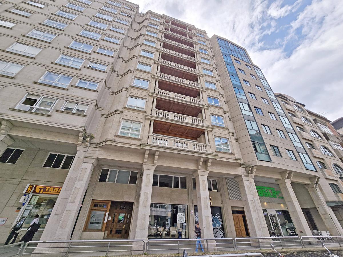 Edificio número 16 con pisos en subasta en la calle Rosalía de Castro de Vigo.