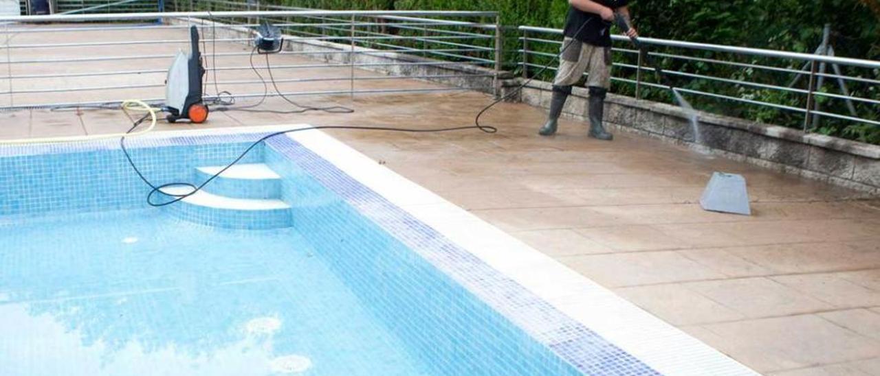 Preparativos para la apertura de la piscina de Rioseco.