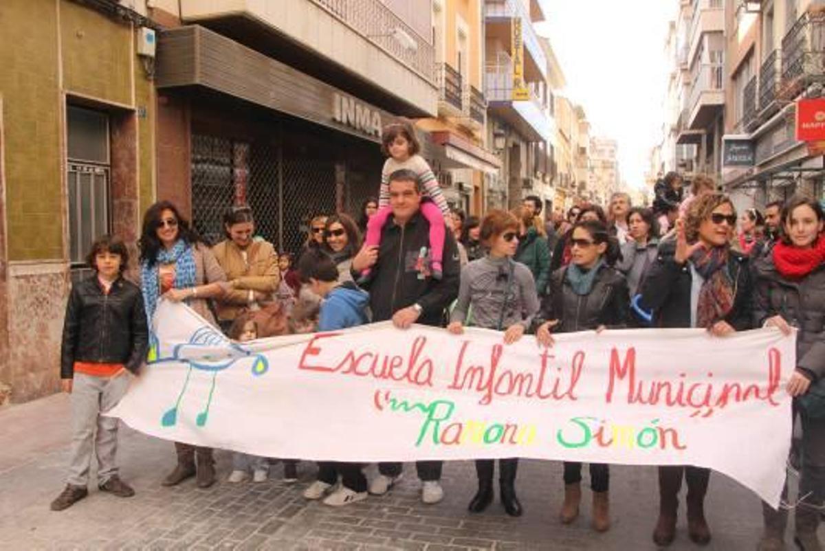 Asociaciones, padres, escolares, entidades y partidos políticos se sumaron a la marcha.
