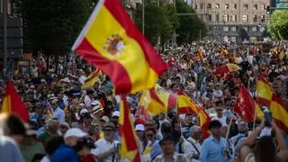 El PP llena la Plaza de España de Madrid para pedir la dimisión de Sánchez