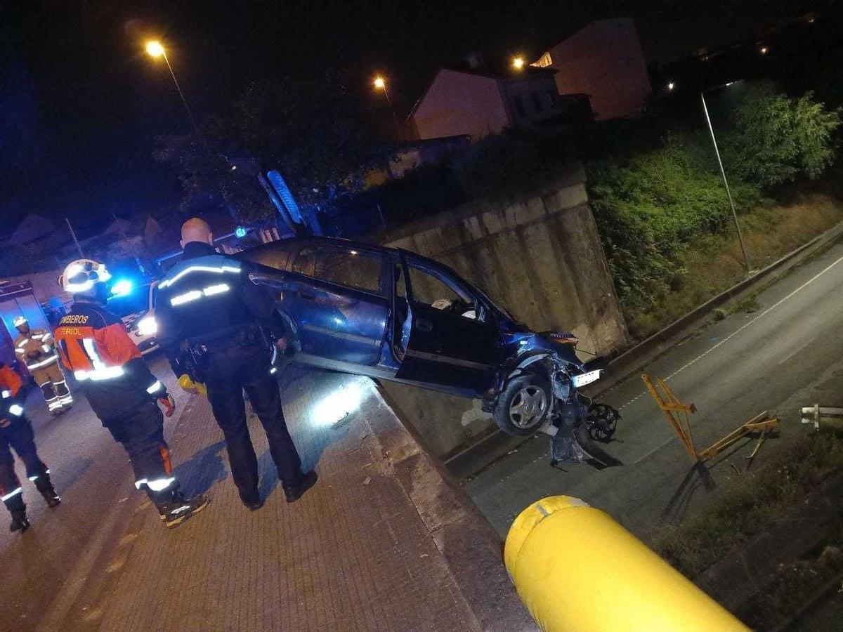 La Policia Local de Ferrol busca els ocupants d’un vehicle que va quedar penjat del pont de Joane