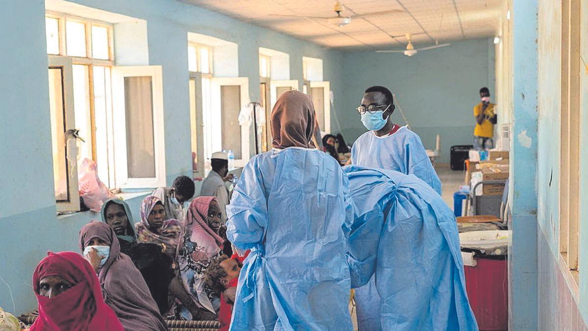 Pacientes y sanitarios, en un centro de cólera en Kassala.