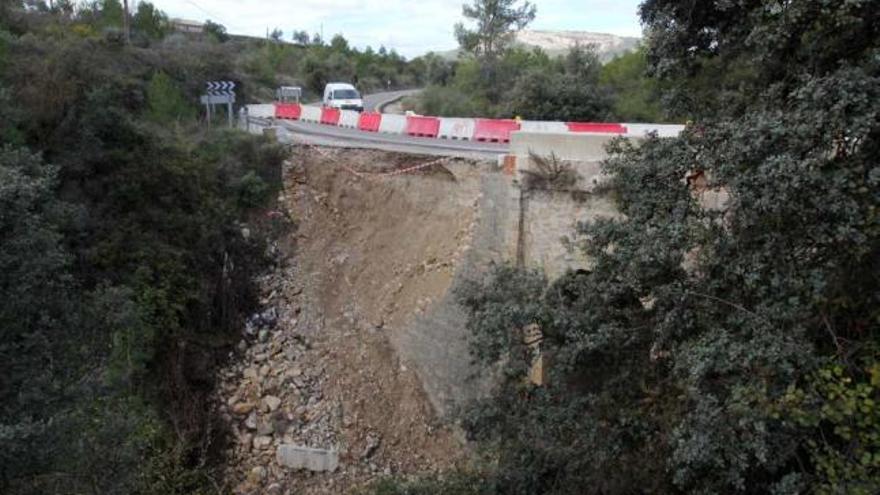 El desmoronamiento del muro de contención ha obligado a cortar uno de los carriles de la carretera.