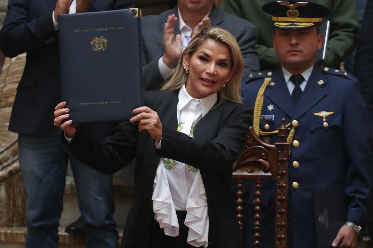 AME9218. LA PAZ (BOLIVIA), 24/11/2019.- La presidenta interina de Bolivia, Jeanine Áñez, sostiene un documento durante la promulgación de una ley de urgencia este domingo en La Paz (Bolivia). La ley de urgencia para convocar lo antes posible nuevos comicios en Bolivia fue promulgada este domingo por la presidenta interina del país, Jeanine Áñez, con el compromiso de que serán unas elecciones limpias, justas y transparentes. EFE/Rodrigo Sura