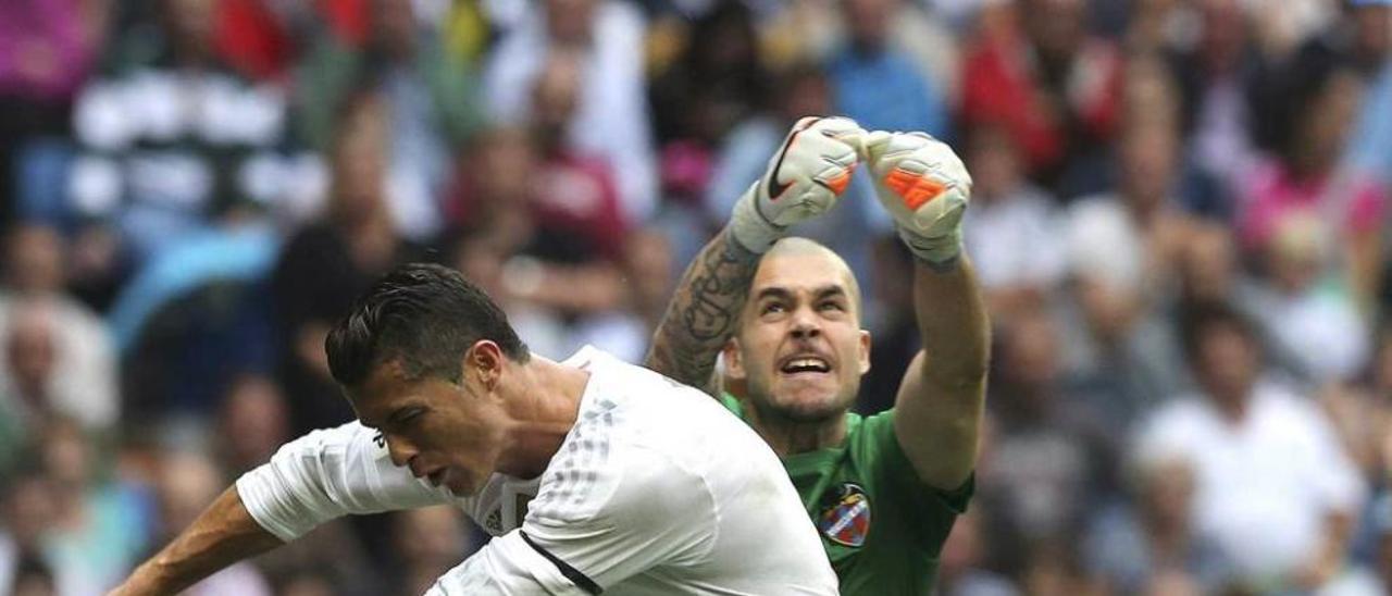 Cristiano Ronaldo disputa el balón al portero del Levante, Rubén.
