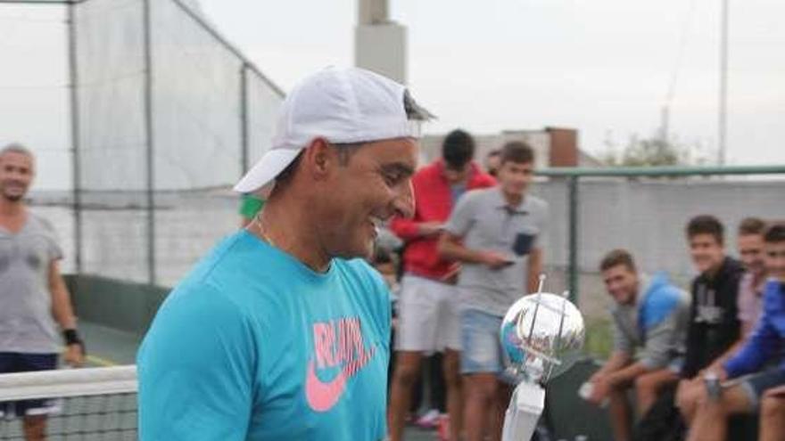 Eladio Nieto se lleva el I Torneo de Tenis de A Illa