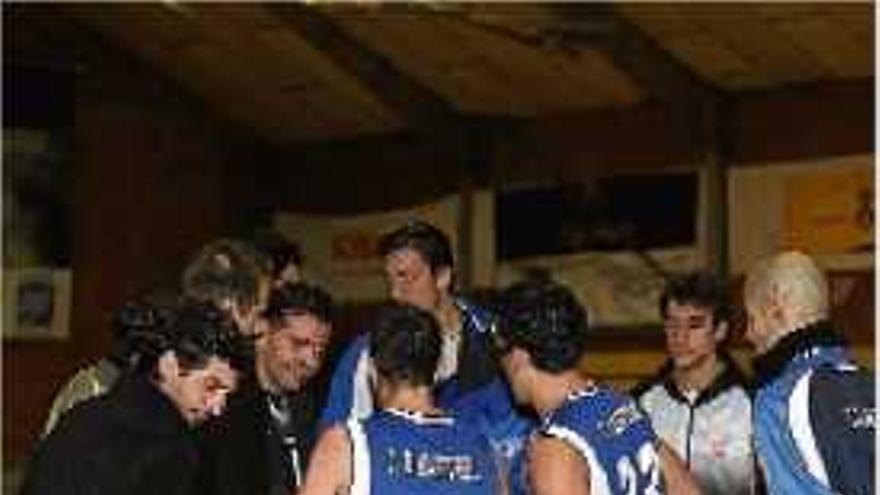 L&#039;entrenador del Martorell dóna instruccions als seus jugadors